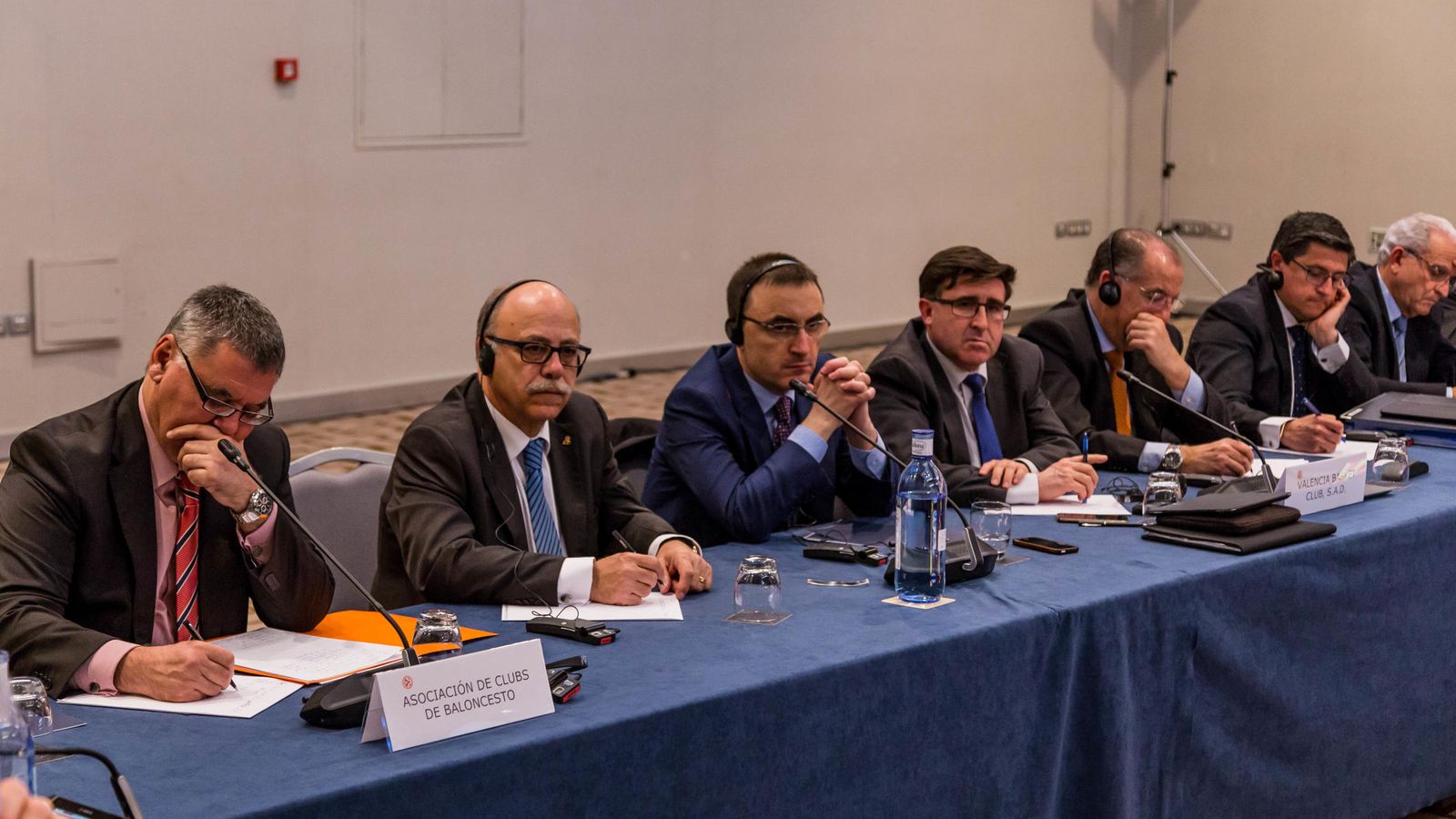 Foto: El presidente de la ACB, Francisco Roca (izq.), y los representantes de Valencia, Unicaja y Gran Canaria durante la reunión (Foto: Euroleague)