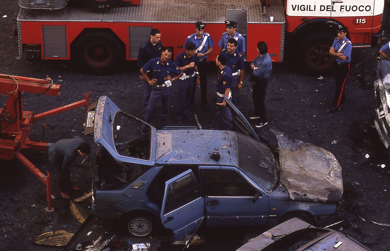 Policías italianos examinan el vehículo quemado del juez Paolo Borsellino, asesinado con un coche bomba en Palermo el 19 de julio de 1992. (Reuters)