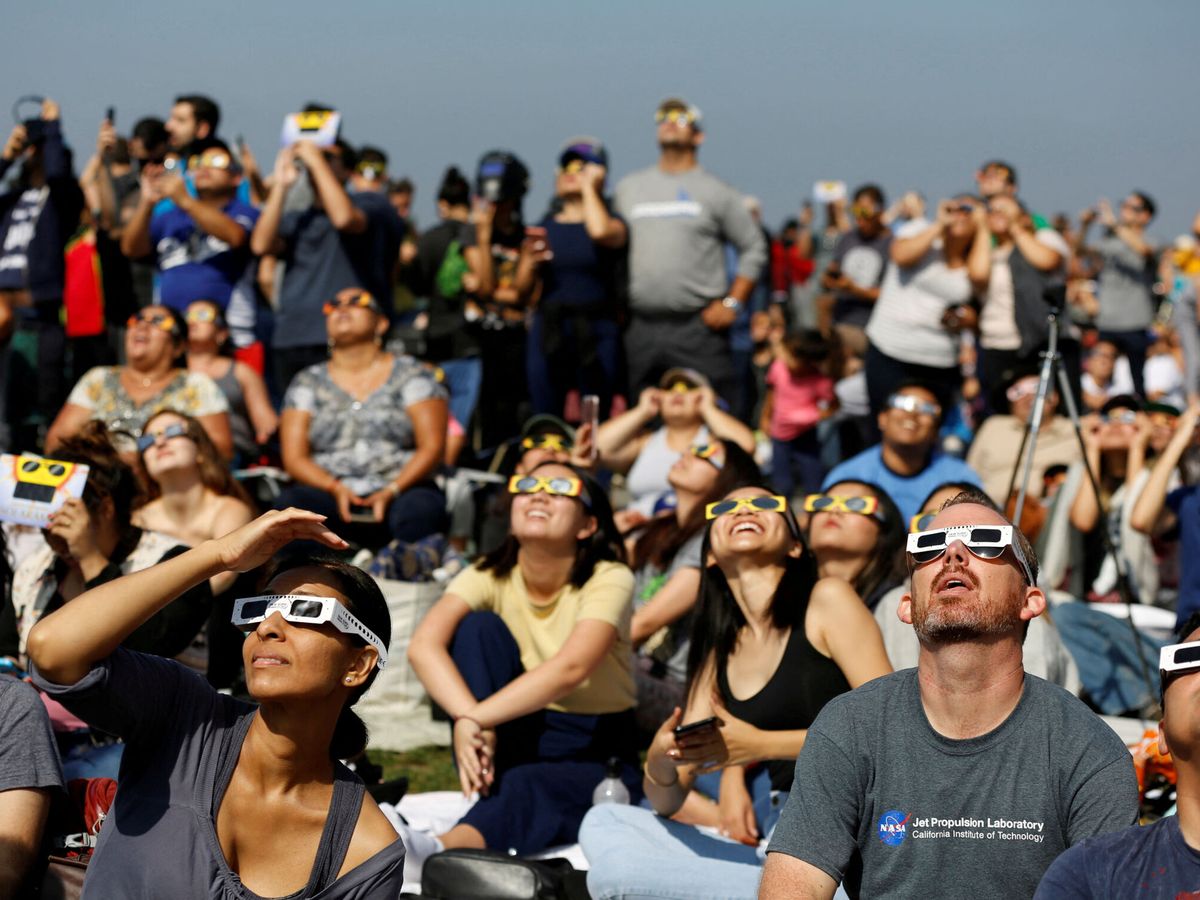 Foto: Cada vez falta menos para que empiece el eclipse de Sol (Reuters/Mario Anzuoni)