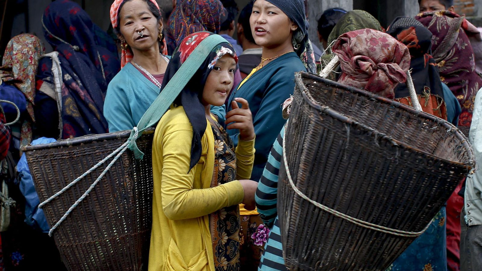 Foto: Mujeres nepalís esperan la llegada de ayuda humanitaria (Efe).