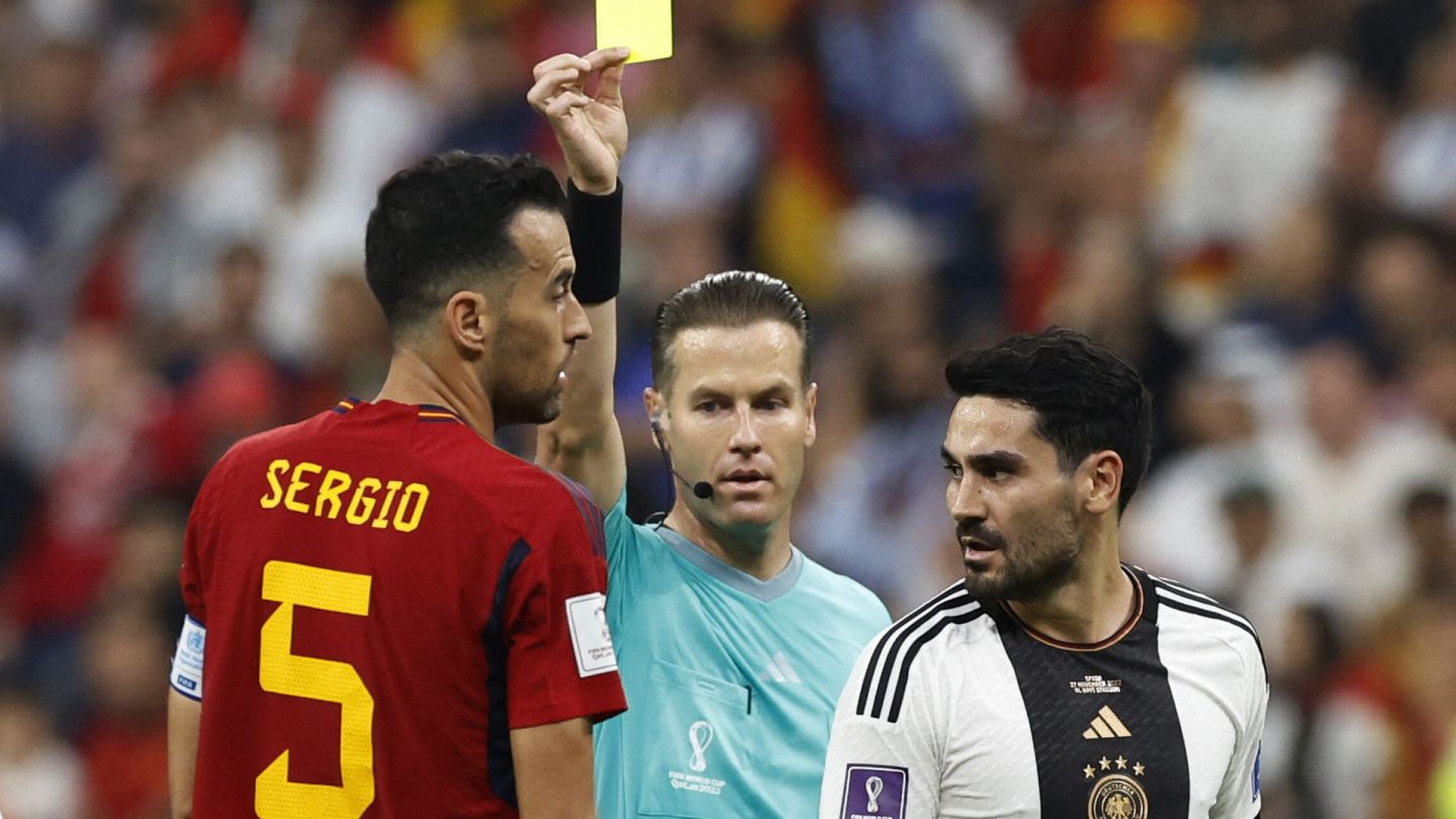 Sergio Busquets ve la tarjeta amarilla frente Alemania. (EFE/Luis Díaz)