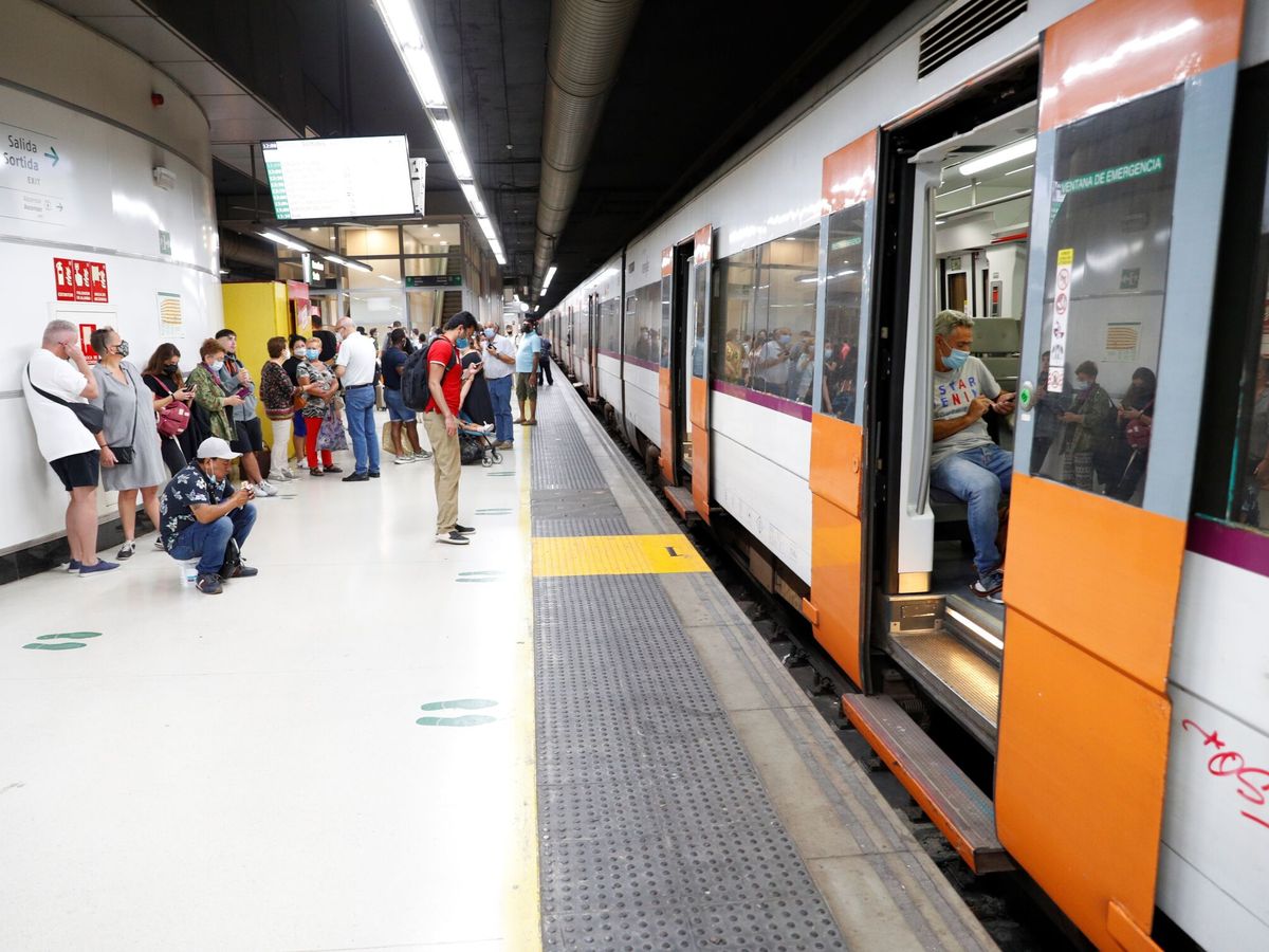 Foto: Un tren parado en la estación de Sants. (EFE/Alejandro García)