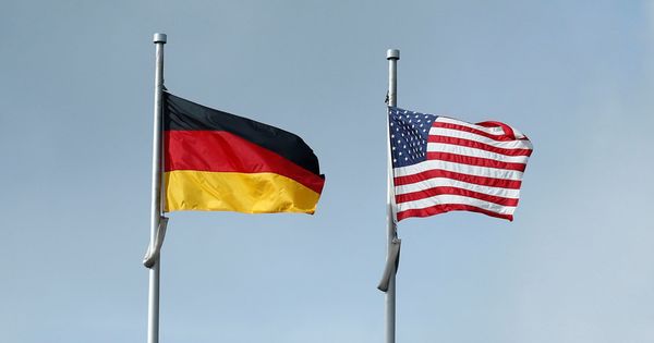 Foto: La bandera de Alemania (izquierda) y EEUU (derecha). (Reuters)