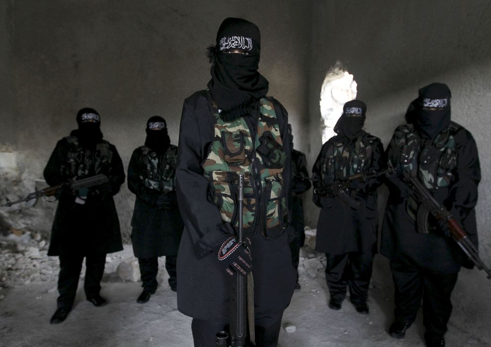 Foto: Mujeres integrantes de la milicia Sawt al-Haq posan durante un entrenamiento en Alepo. (Reuters).