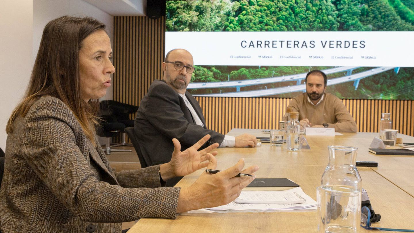 Mª del Carmen Rubio (Universidad de Granada) y Ricardo Luis Izquierdo (Ayuntamiento de Fuenlabrada), junto a Carlos Hernanz (El Confidencial).