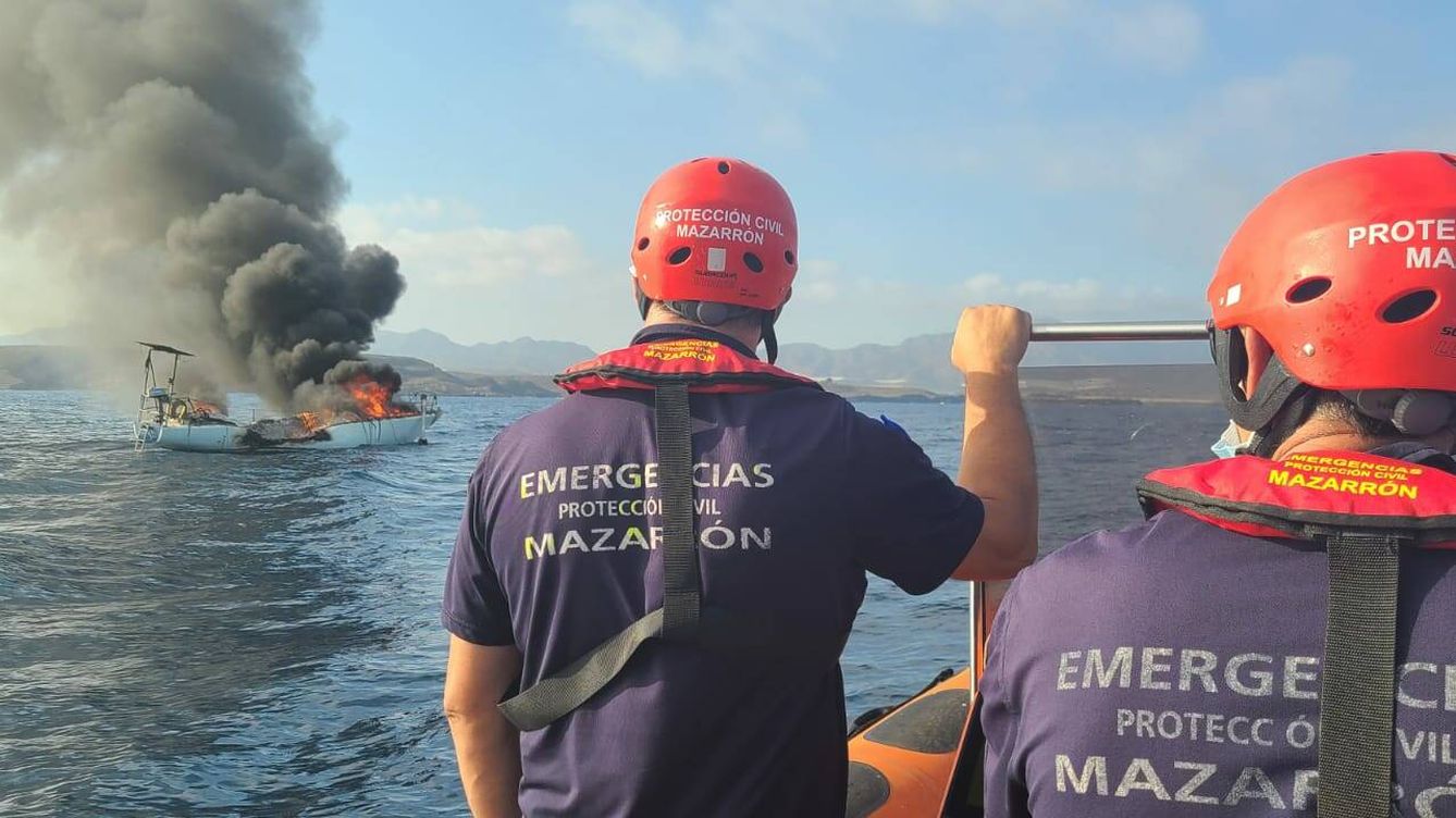 Rescatan al tripulante de un velero en Murcia tras incendiarse y hundirse a unos 40 metros