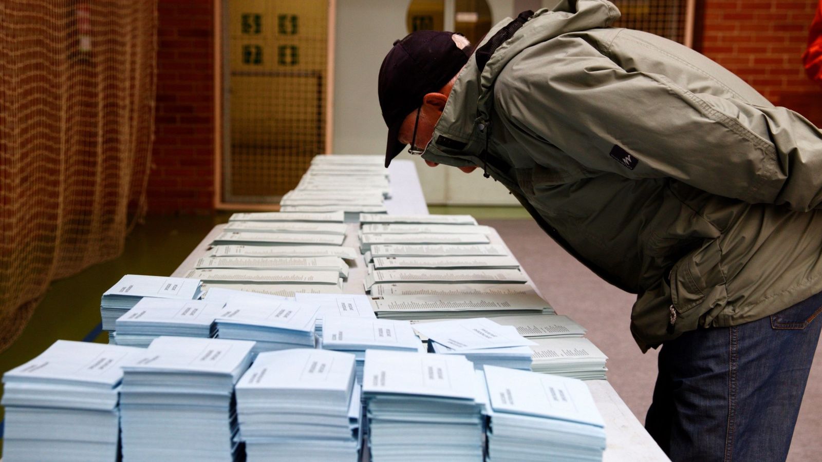 Foto: Un votante elige su papeleta en un colegio electoral. (EFE)