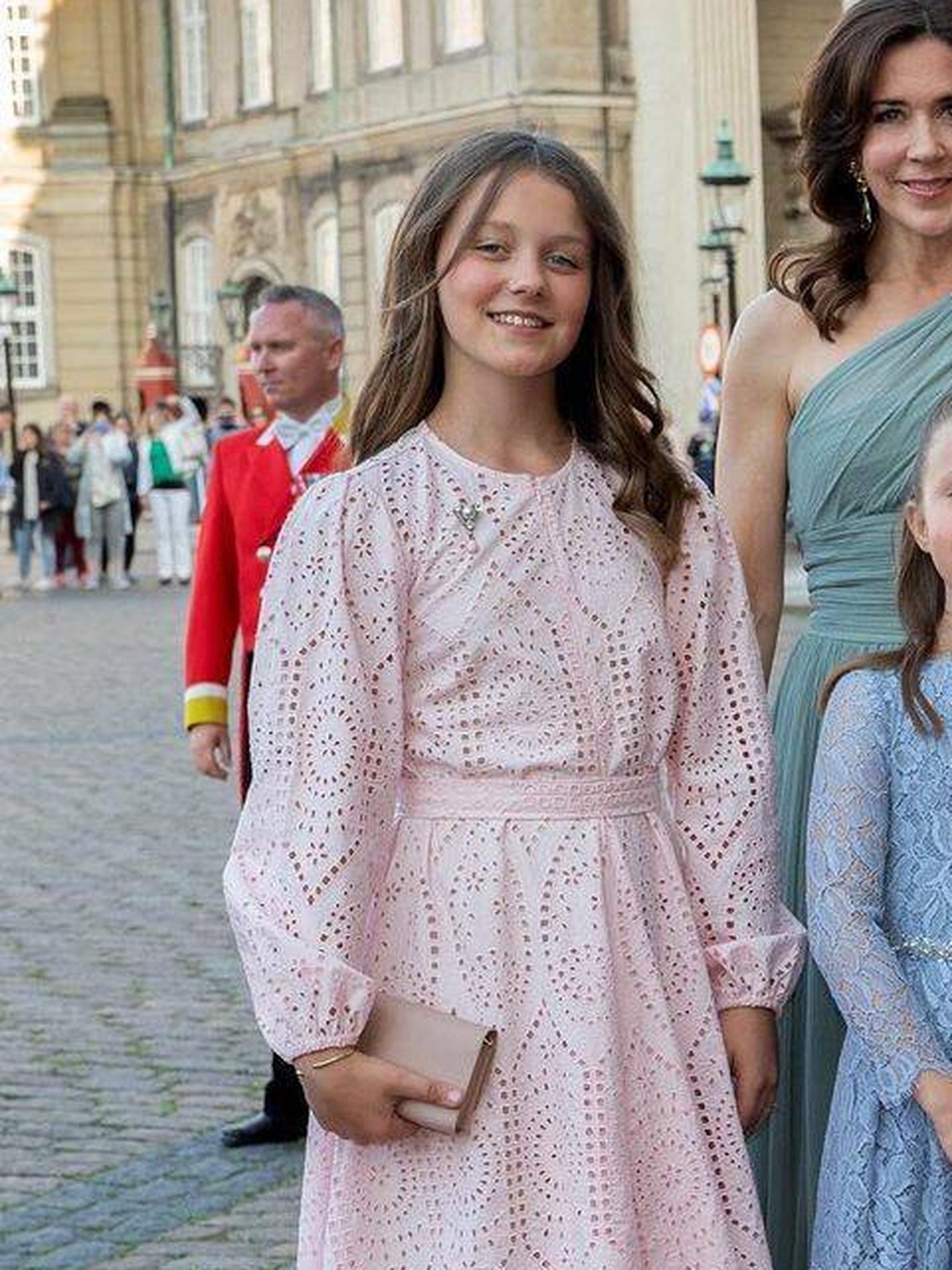 Isabella, con el broche, durante las celebraciones del 50 cumpleaños del príncipe Joaquín. (Casa Real de Dinamarca/Keld Navntoft)