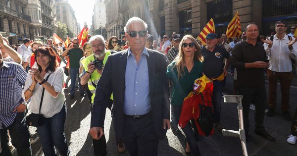 Foto:  Mario Vargas Llosa recorriendo las calles de Barcelona. (Gtres)