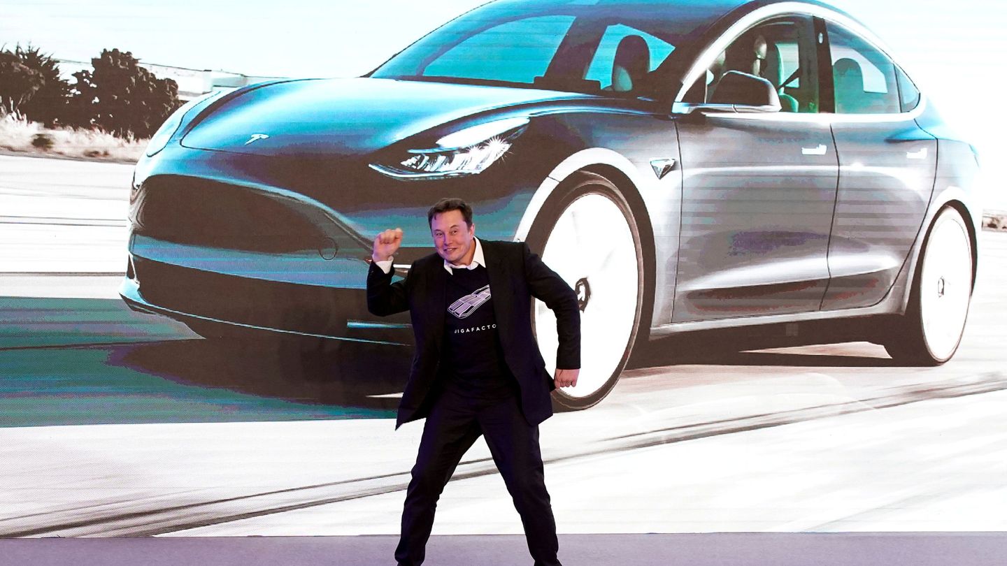 Elon Musk bailando en la presentación de su fábrica en China. (Reuters)