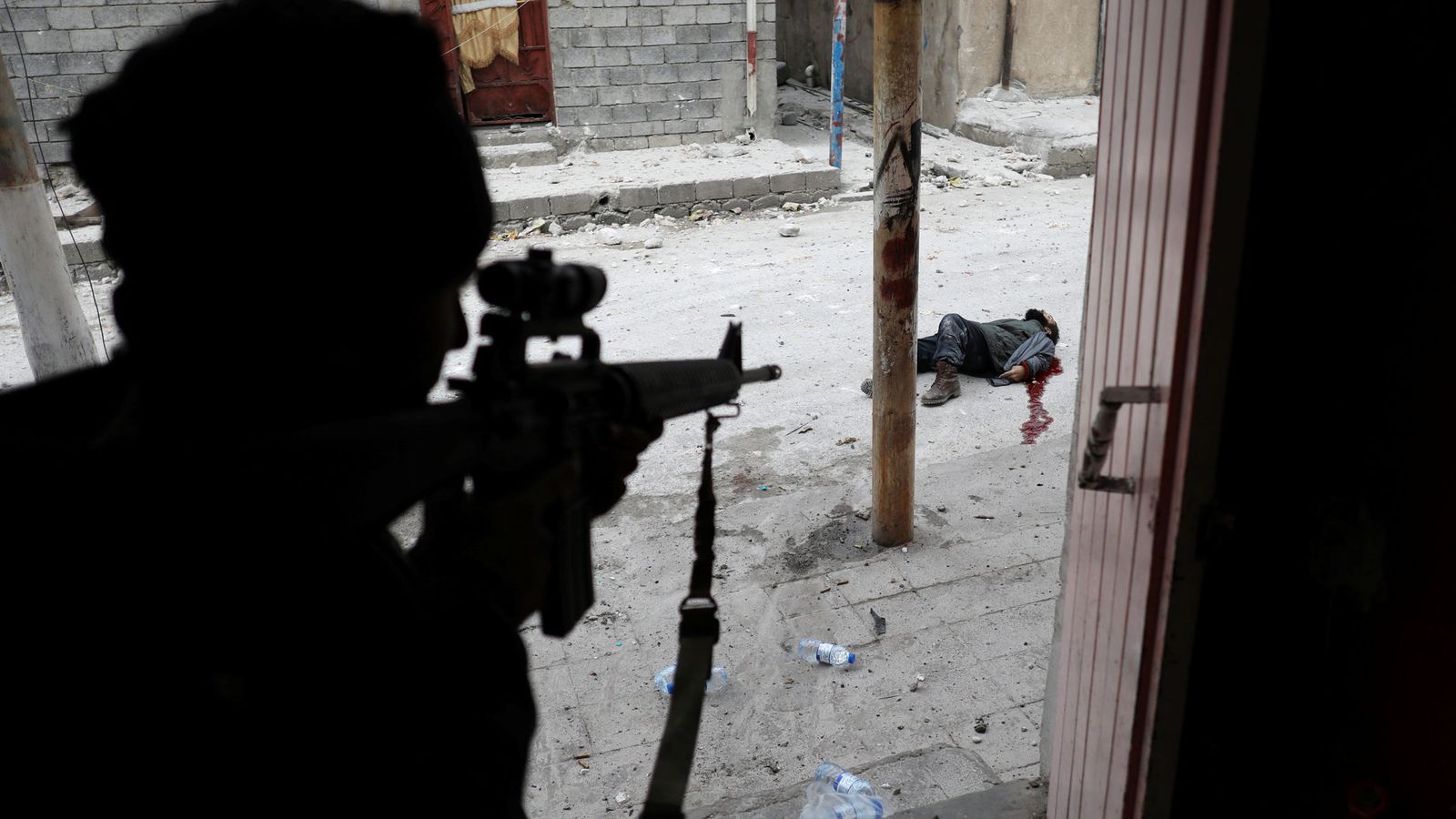 Foto: Un miembro de las fuerzas especiales iraquíes abate a un suicida del Estado Islámico durante la batalla de Mosul, en marzo de 2017. (Reuters)