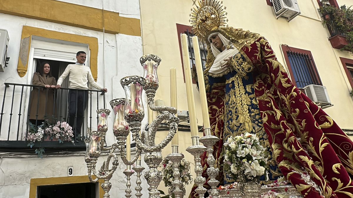 8.000€ por un balcón en Sevilla: la locura por la Semana Santa que sorprende a los foráneos