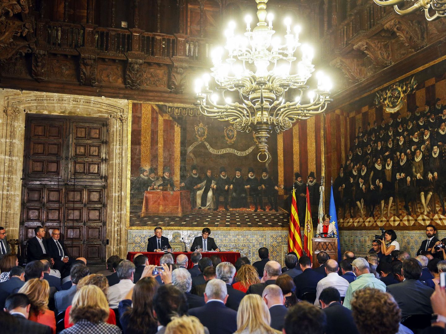 La cumbre dio lugar a la firma de varios acuerdos entre la Comunidad Valenciana y Cataluña. (EFE)