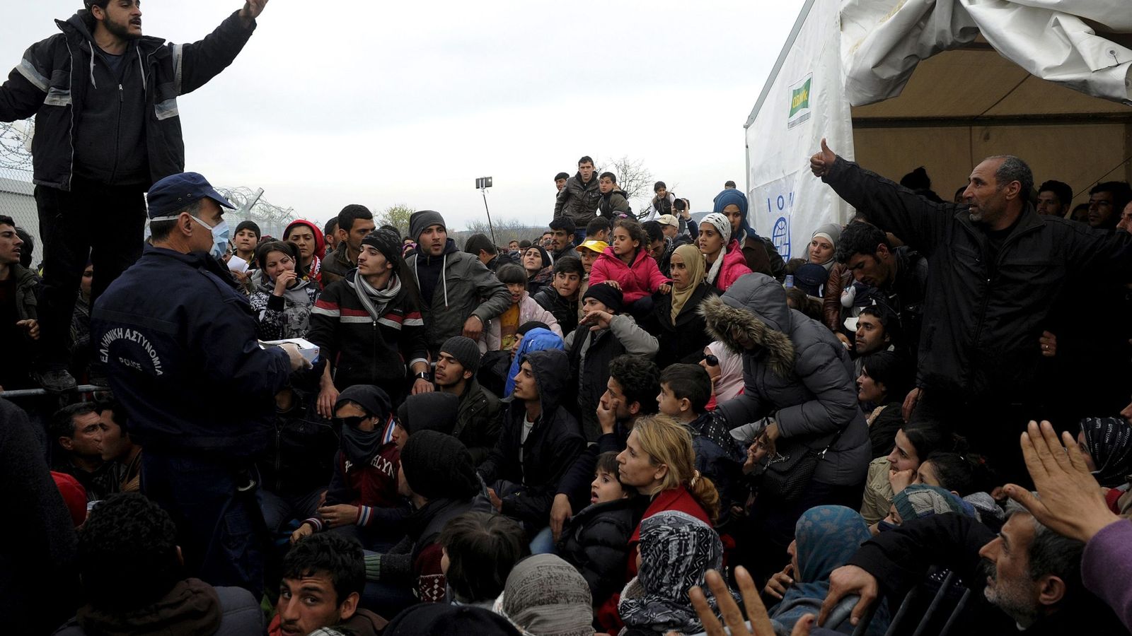 Foto: Refugiados y migrantes esperan para cruzar la frontera entre Grecia y Macedonia, en Idomeni, el 6 de marzo de 2016 (Reuters).