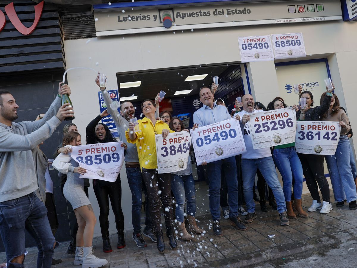 Foto: Manises reparte 460.000 euros con 1 décimo del gordo y una serie de un quinto. (EFE)