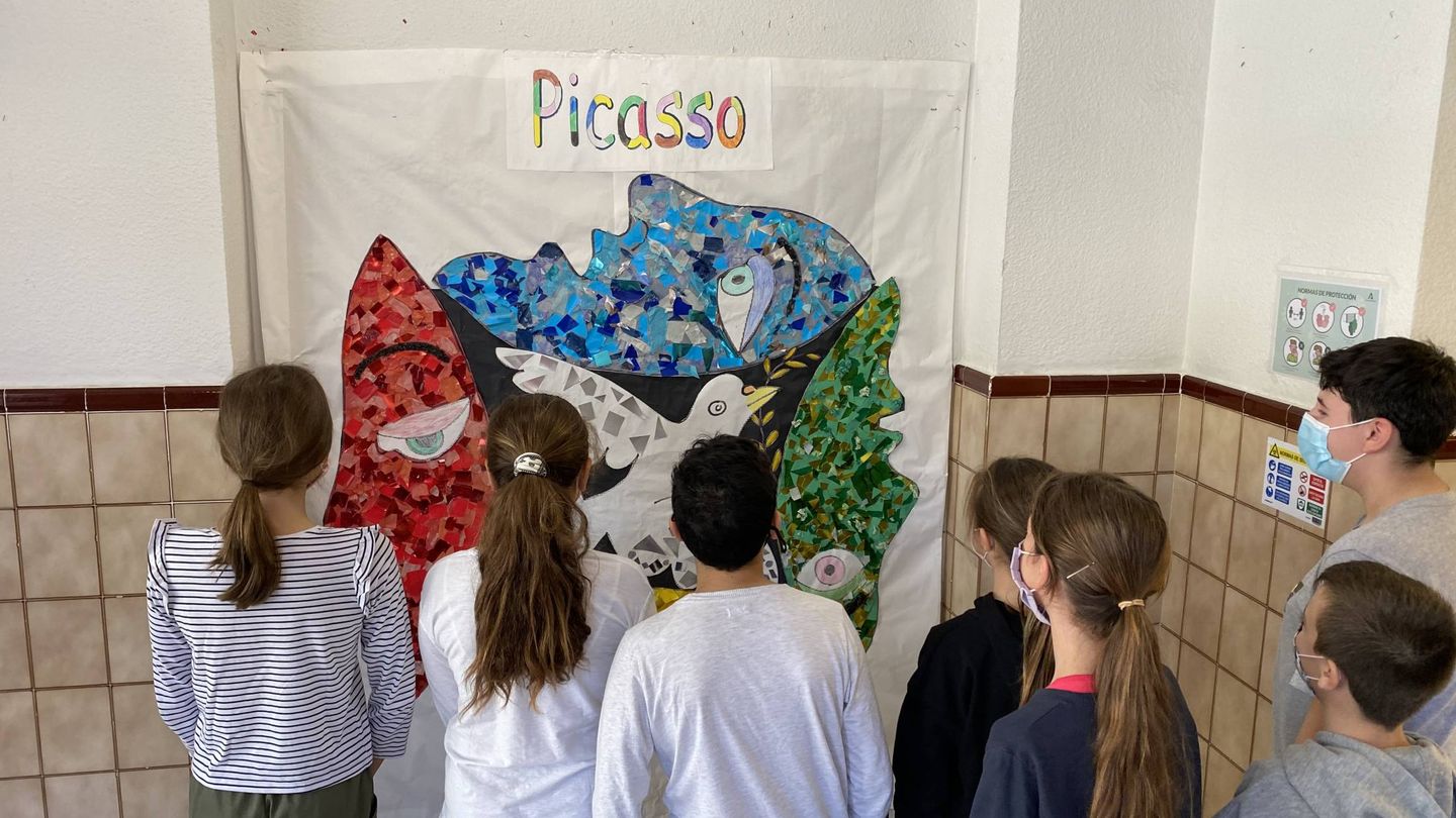 Niños de Primaria del Colegio Picasso de Málaga, delante del mural en homenaje al pintor. (Agustín Rivera)