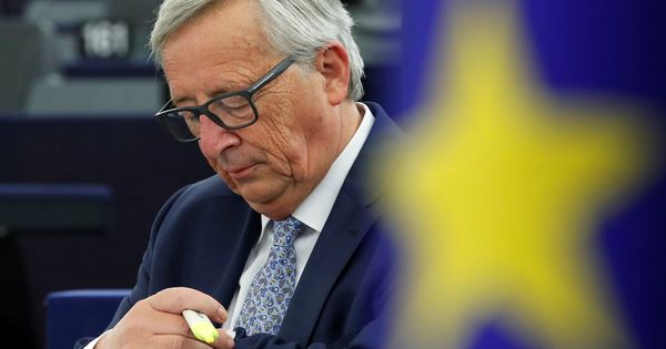 Foto: Jean-Claude Juncker, presidente de la Comisión Europea, consultando su reloj. (Reuters)