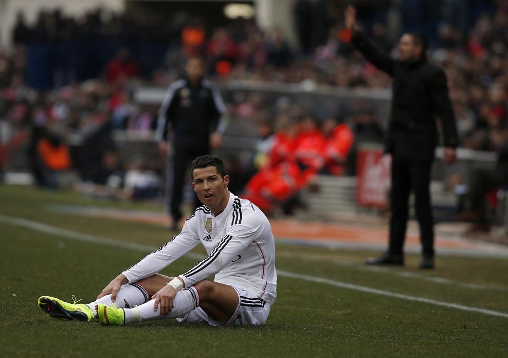 Foto: Cristiano Ronaldo, en el césped del Vicente Calderón.