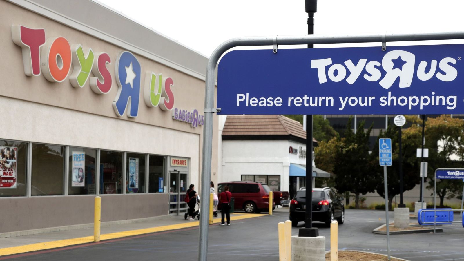 Foto: Compradores esperan a que se abra una tienda Toys 'R' Us. (EFE)
