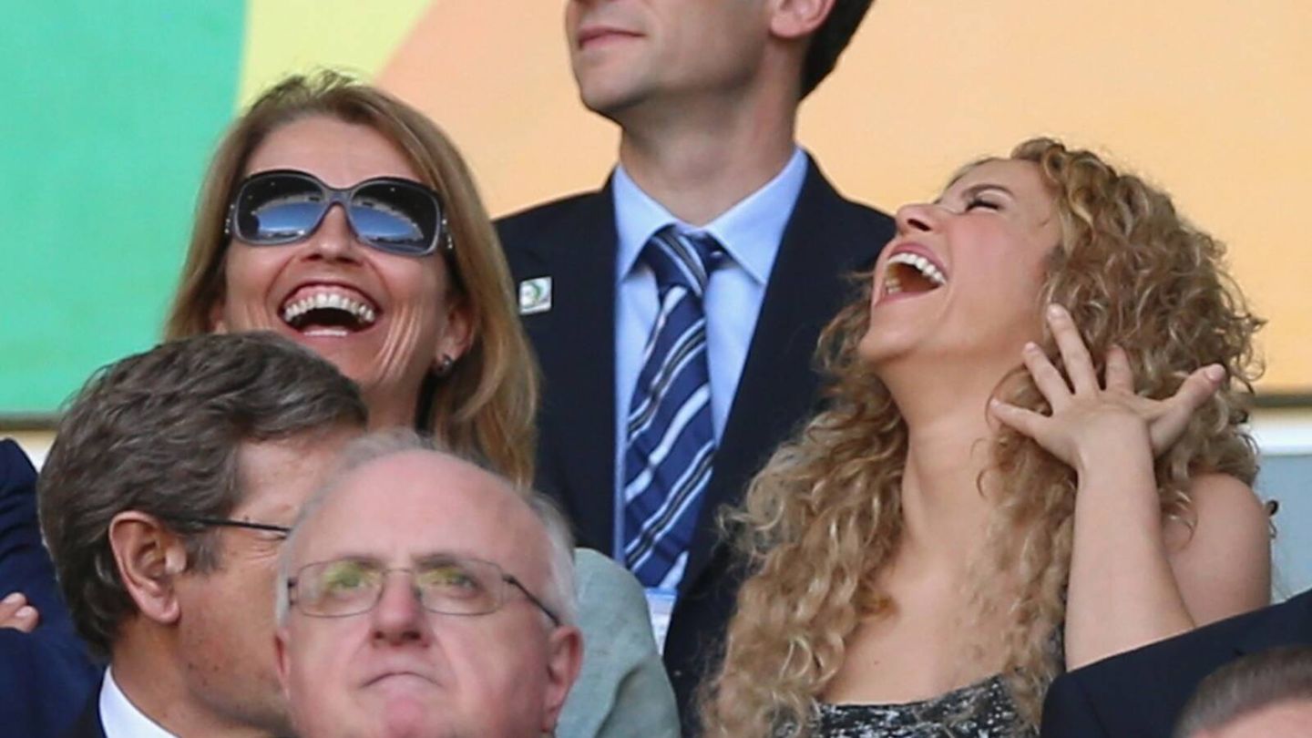 Shakira y su exsuegra, Montserrat Bernabeu, riéndose juntas en una imagen de archivo. (Getty)