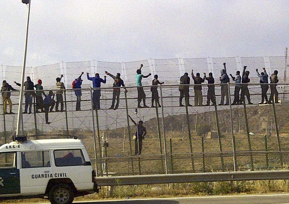 Foto: Cuarenta inmigrantes han entrado este martes en Melilla tras superar la valla fronteriza que separa la ciudad autónoma de Marruecos en un nuevo asalto masivo. (EFE)