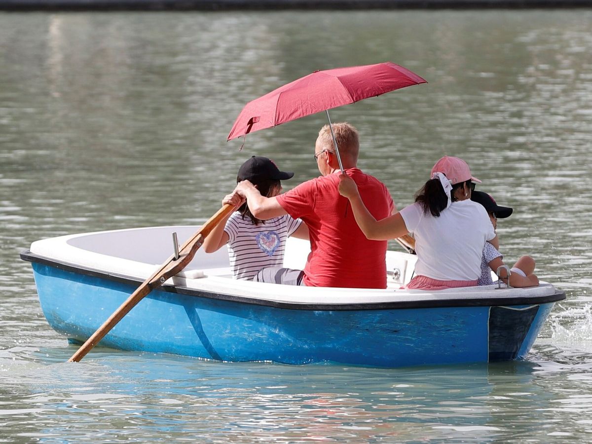 Foto: Imagen de archivo de una familia paseando en barca. (EFE)