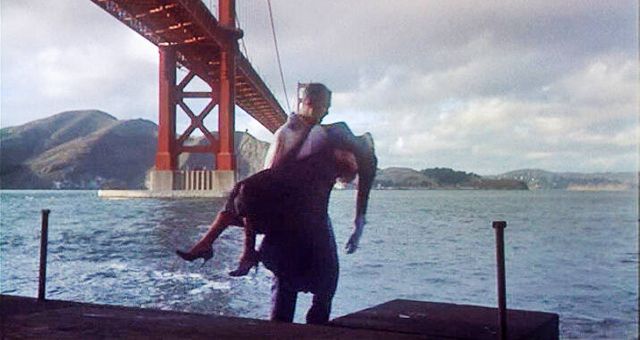 A los pies del Golden Gate, Scottie rescata a Madeleine. (Universal)