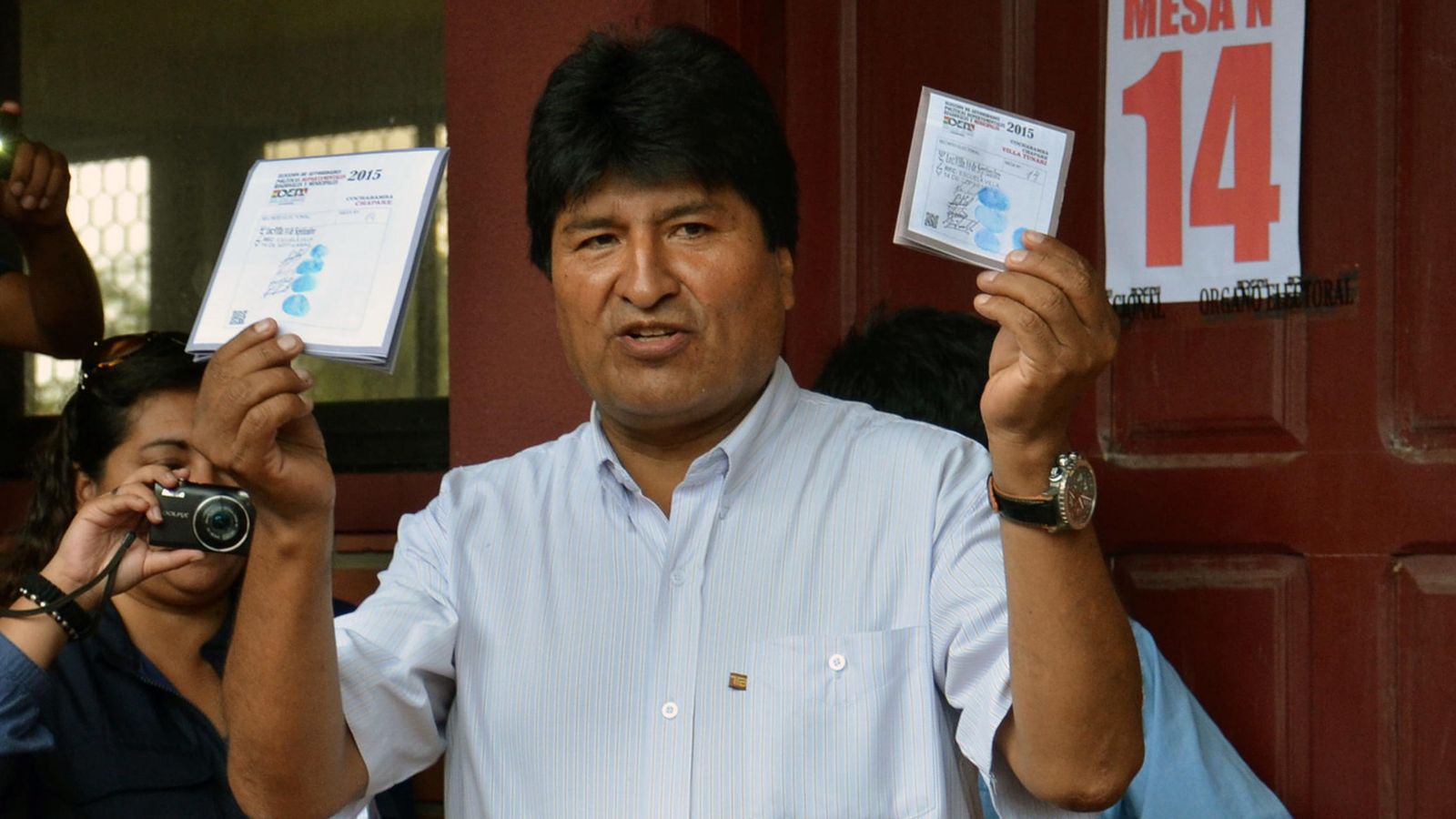 Foto: El presidente de Bolivia, Evo Morales, emitiendo este domingo su voto. (Efe)