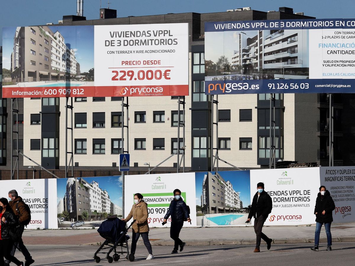 Foto: Varias personas pasan ante anuncios de promociones de vivienda en Madrid. (EFE/Chema Moya)