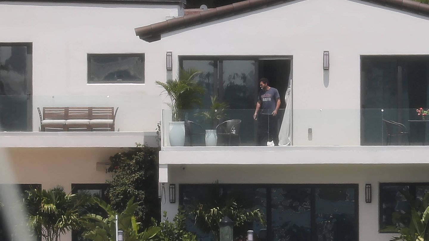  Ben Affleck, en la casa de JLo en Miami. (Gtres) 