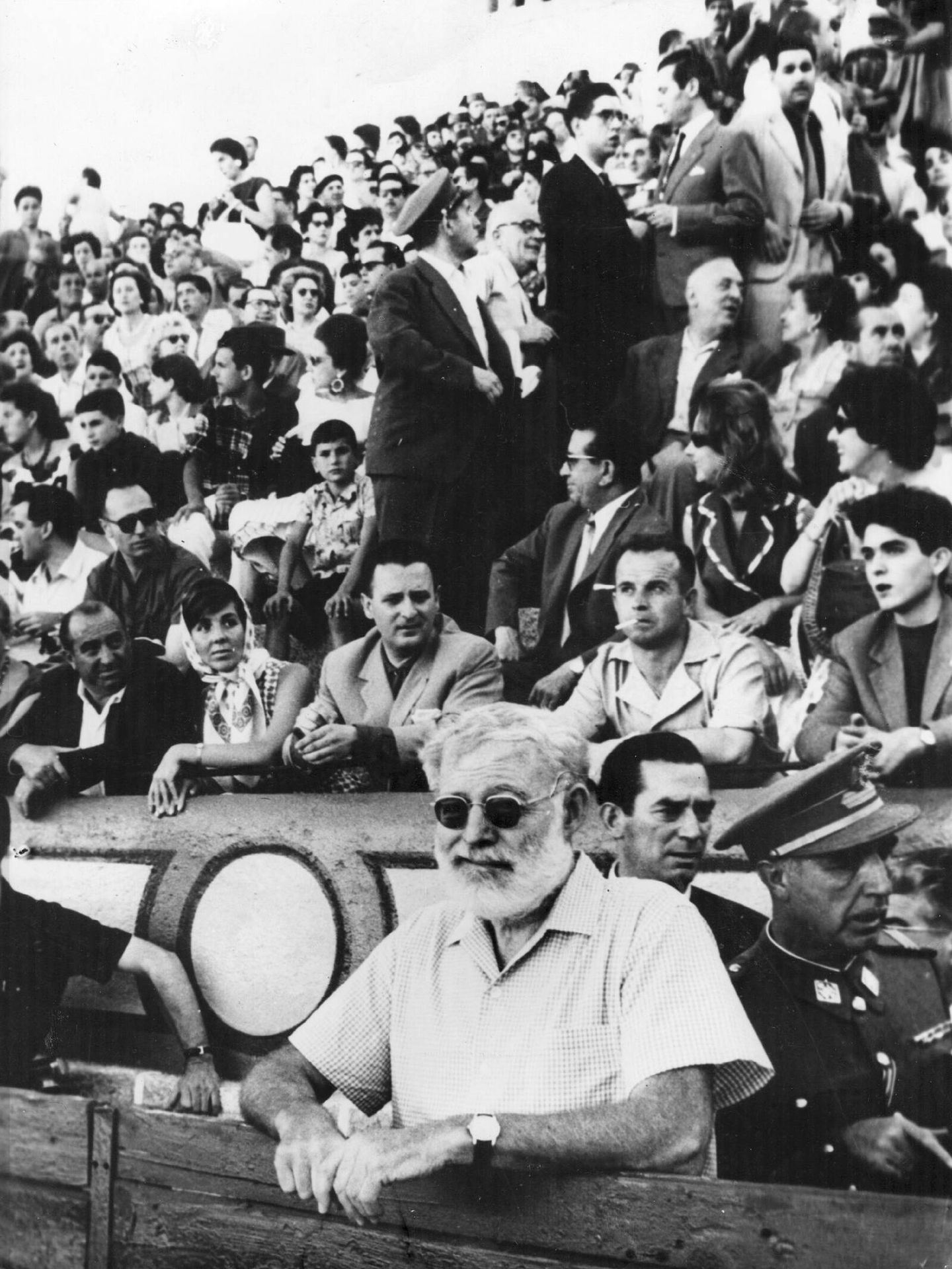 Ernest Hemingway durante una corrida de toros en Madrid. (Getty/Central Press)