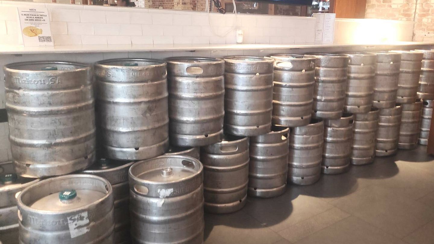 Una pila de toneles de cerveza se guardan en un local de la calle de Alcalá. Es lo que gastan en menos de dos días. (L.B.)