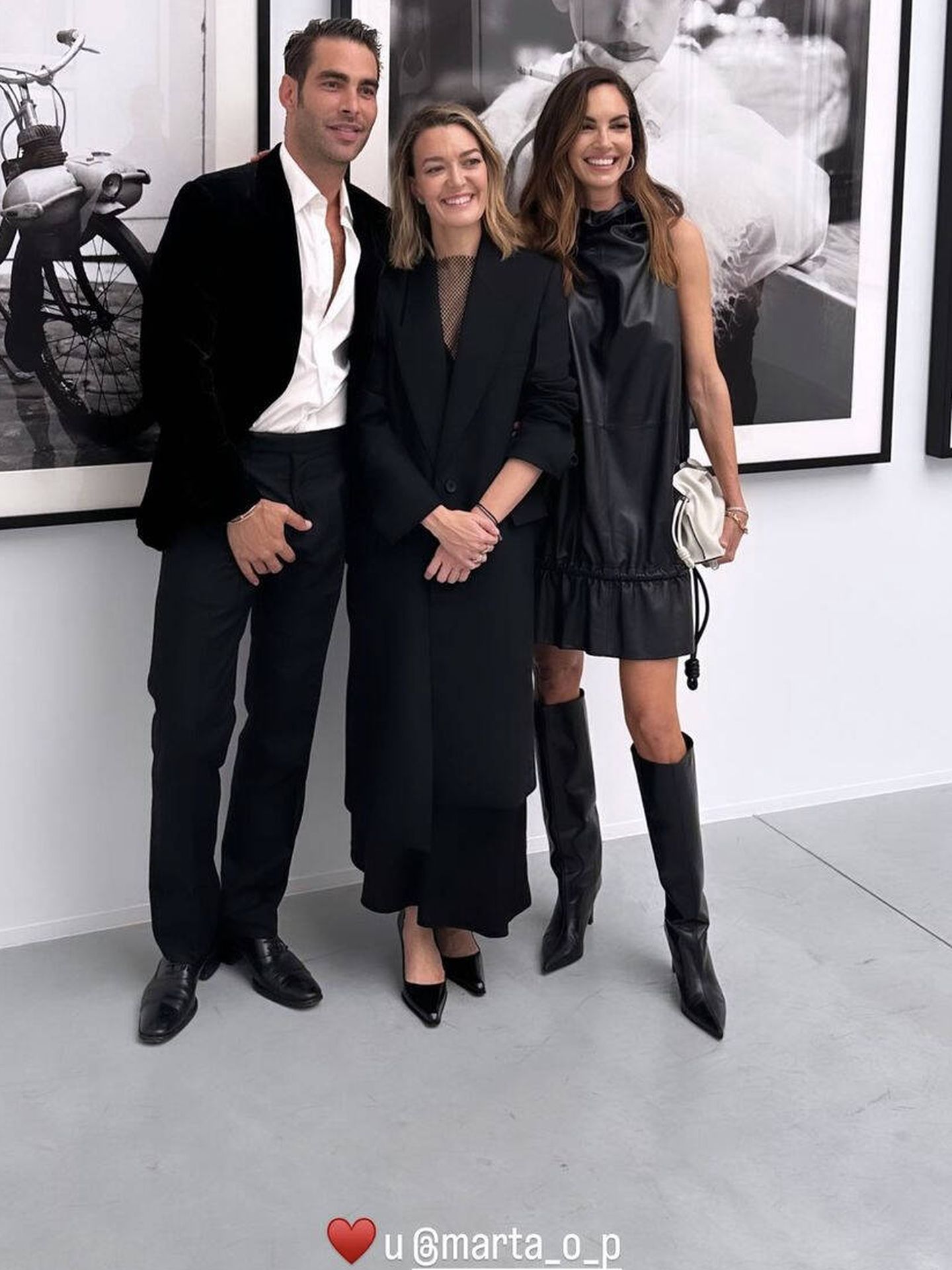  Eugenia Silva, Marta Ortega y Jon Kortajarena, en la exposición. (Instagram/@eusilva)