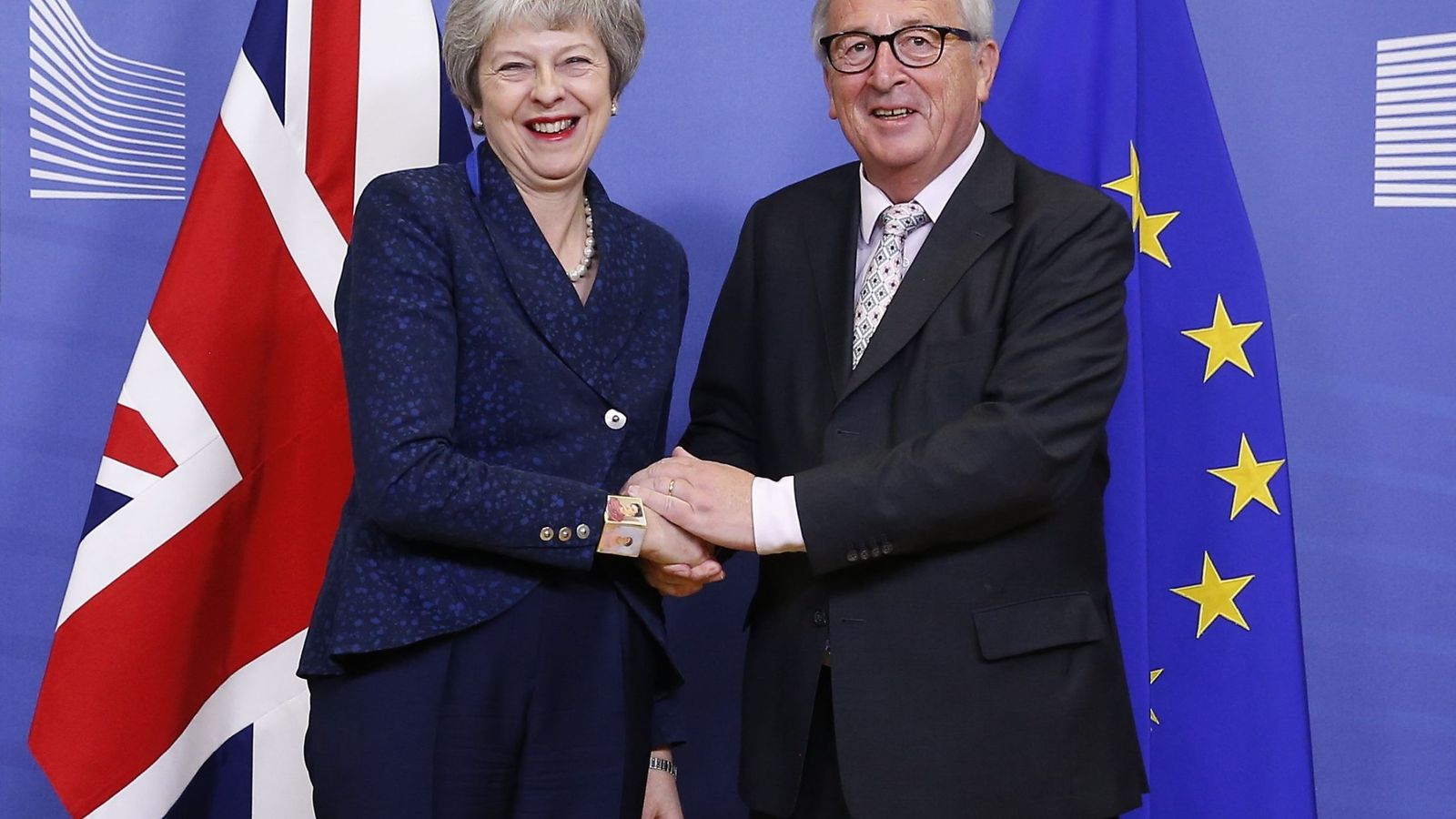 Foto: El presidente de la Comisión Europea, Jean-Claude Juncker, junto a la 'premier' Theresa May. (EFE)