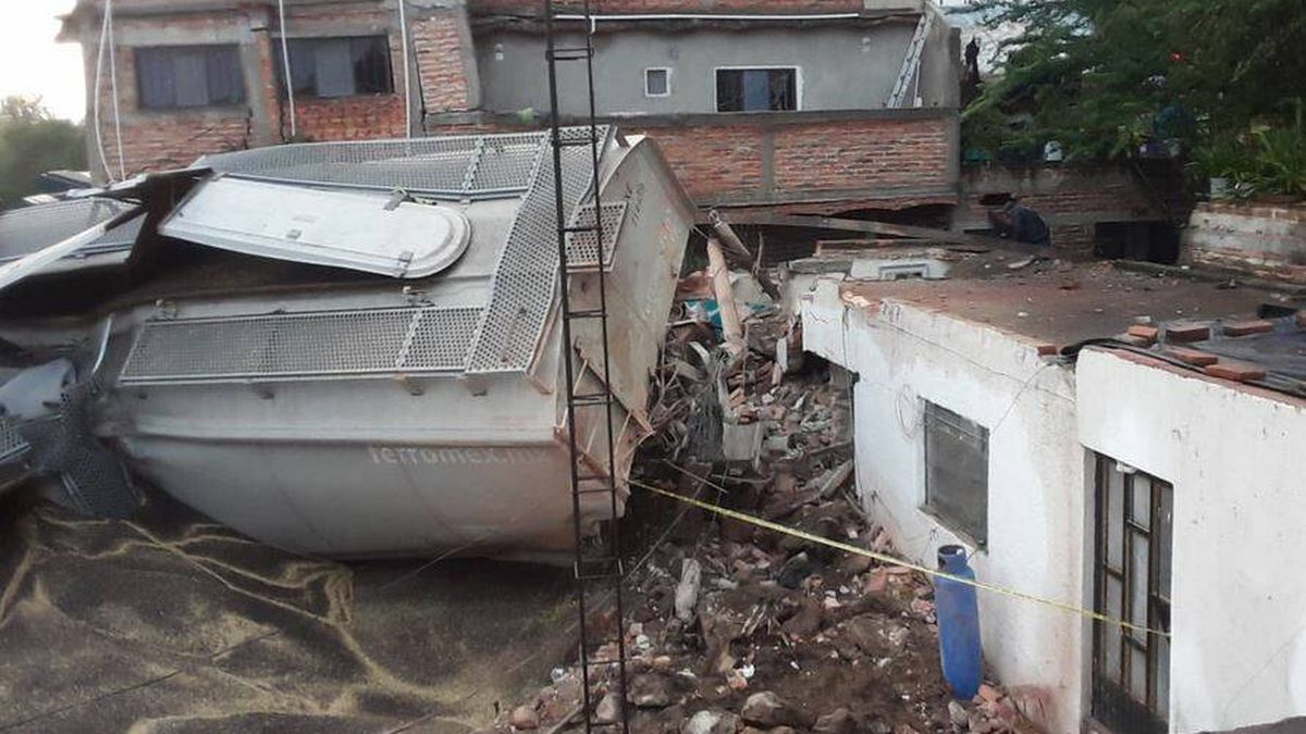 Un tren descarrila en México y mata a un hombre que dormía en su casa
