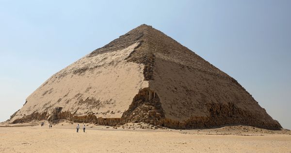 Foto: La Pirámide Acodada ya puede ser visitada después de medio siglo cerrada. (Reuters)