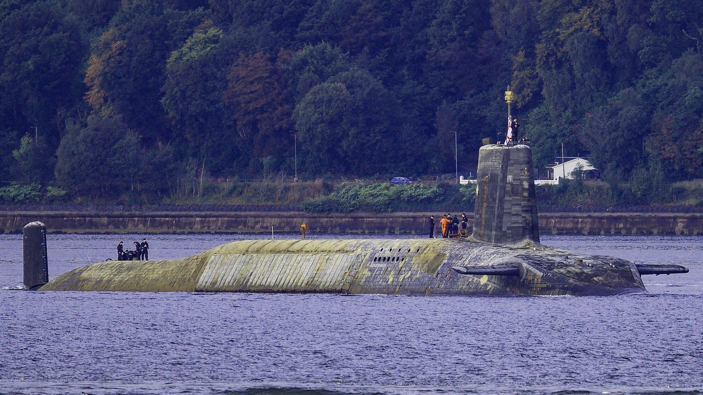 Un submarino de la clase Vanguard británica. Nótese que gran parte del aparato está recubierto de algas. (Navy Lookout) 