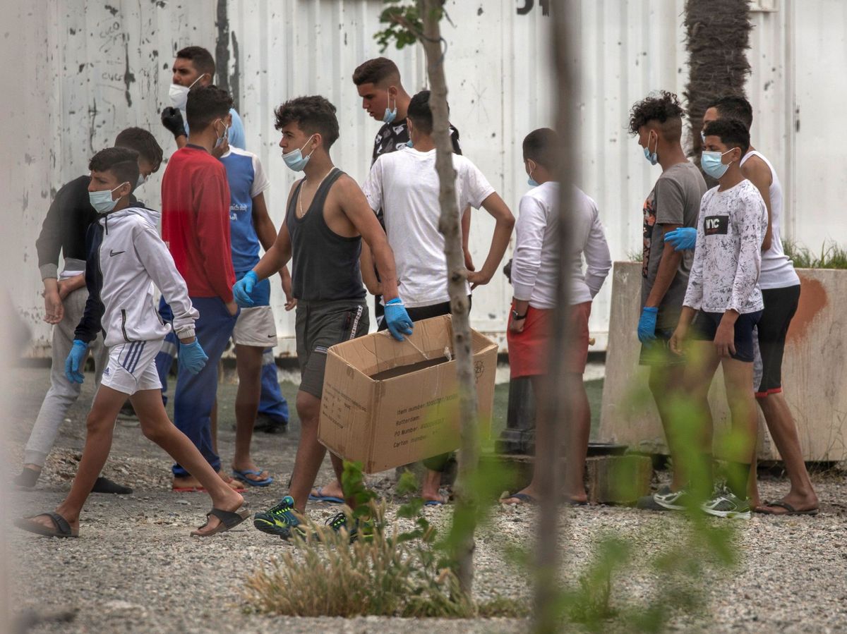 Foto: Menores inmigrantes permanecen en la ciudad española de Ceuta. (EFE)