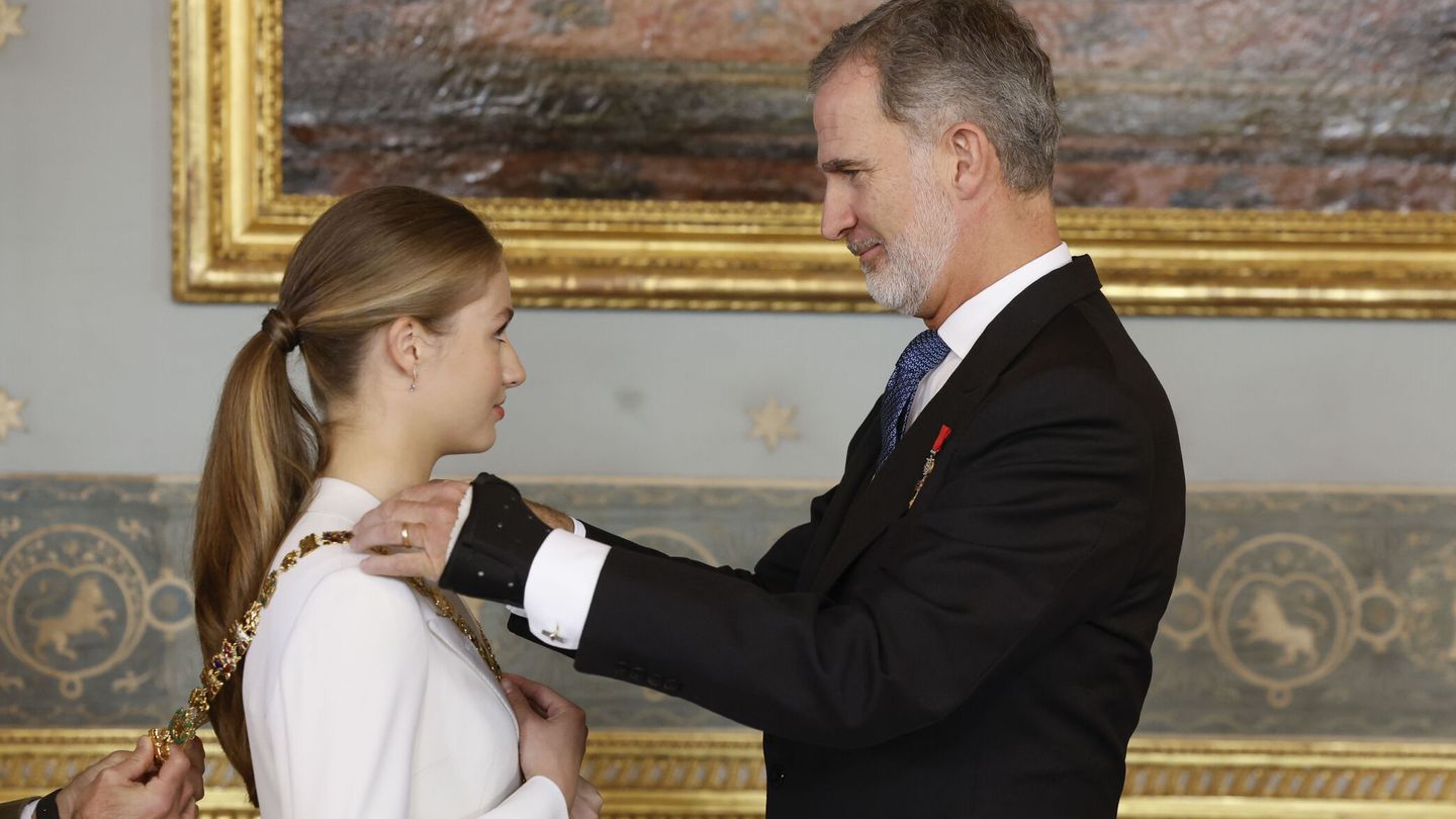 El rey Felipe impone el collar de la Orden de Carlos III a la princesa Leonor en el Salón de Carlos III del Palacio Real. (EFE/Pool/Juanjo Martín) 