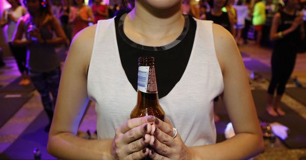 Foto: Una entusiasta del yoga y la cerveza aúna sus dos pasiones (Reuters)
