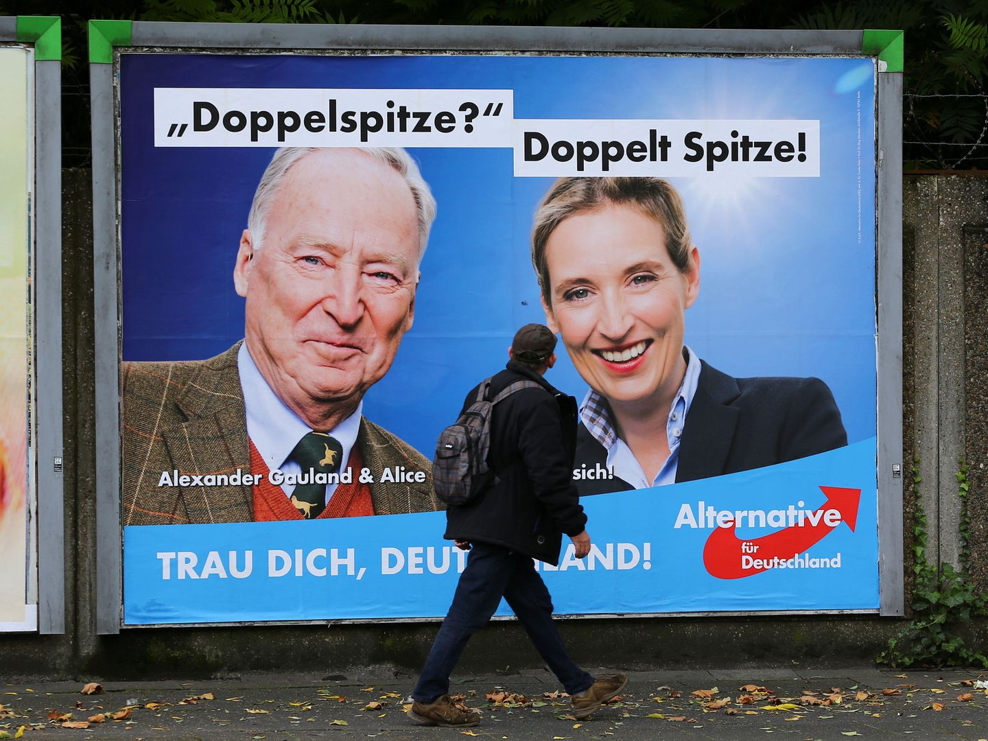 Alexander Gauland y Alice Weidel en un poster electoral de Alternativa para Alemania, en Duisburg. (Reuters)