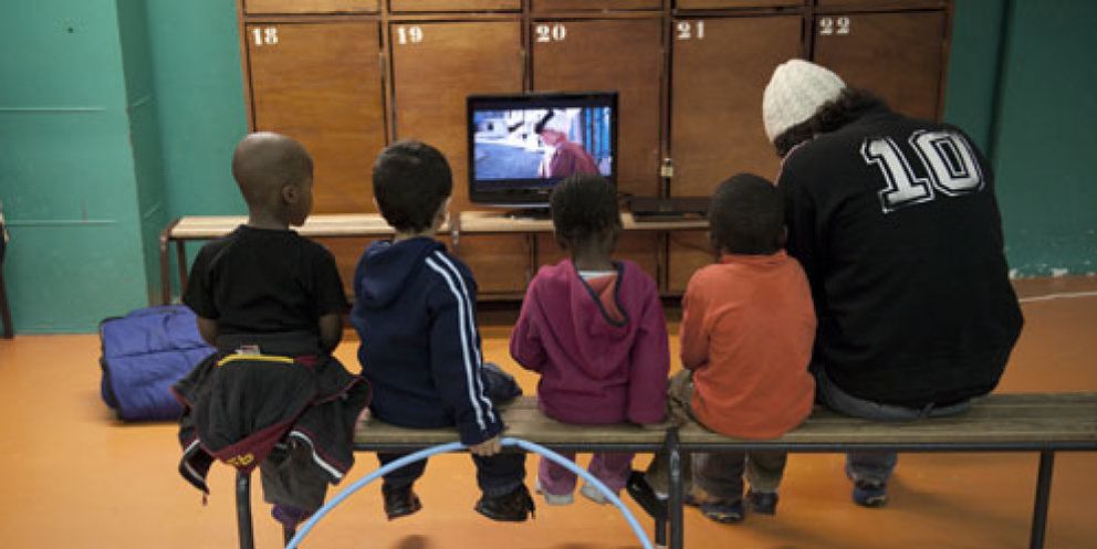 Foto: Los jóvenes pasan casi el triple de tiempo con la 'tele' y el ordenador que estudiando