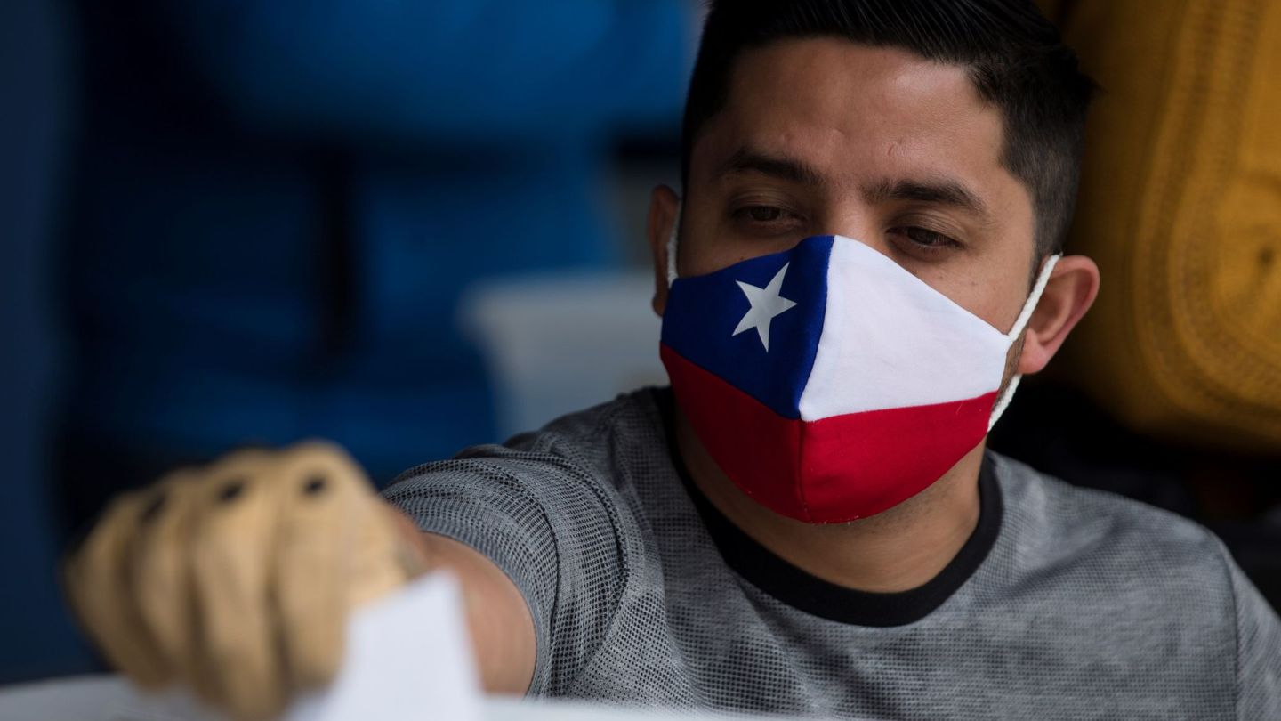 Un hombre ejerce su voto este domingo en el Estadio Nacional en Santiago (Chile). (EFE)