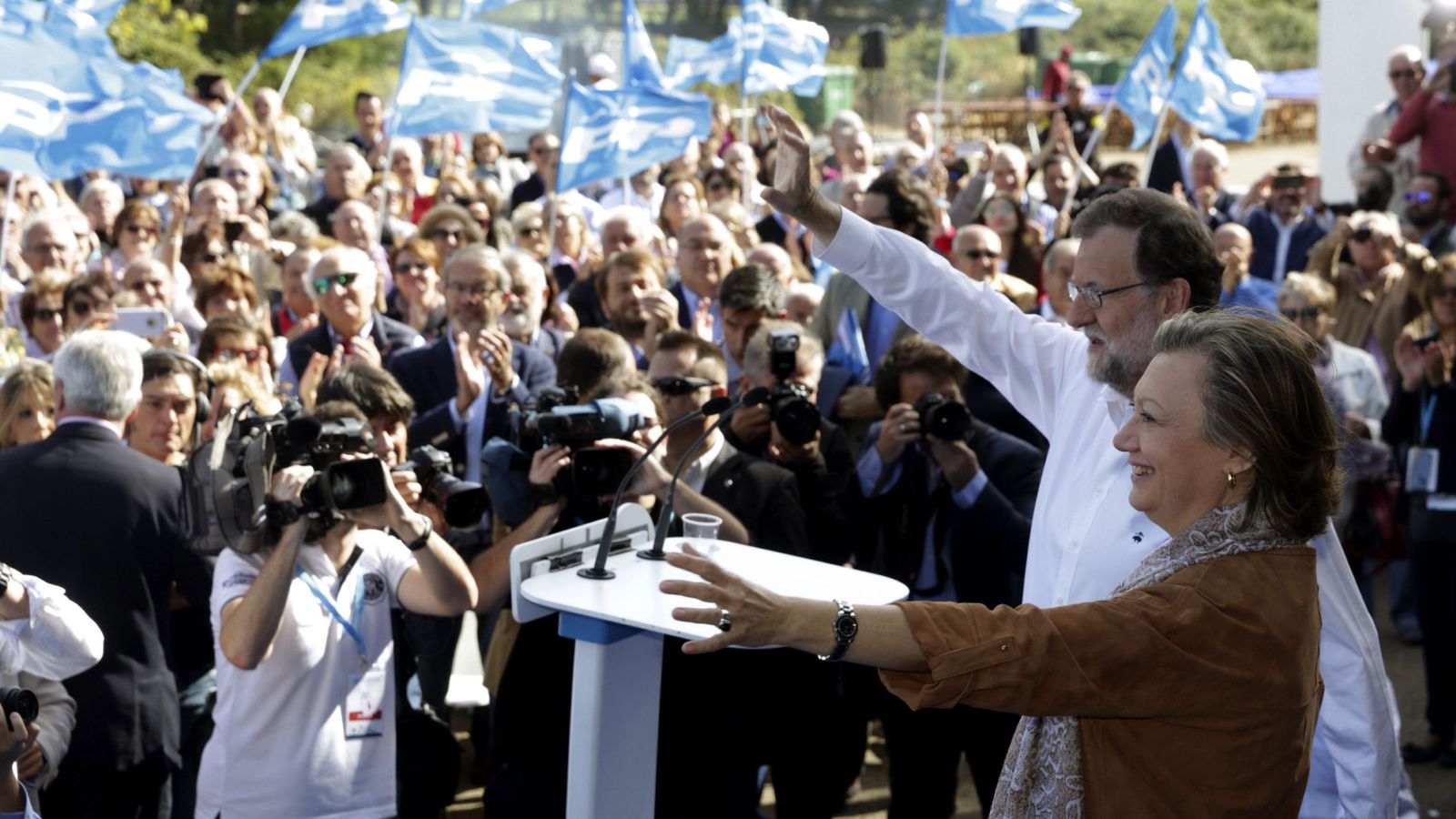 Foto: Mariano Rajoy junto a Rudi Fernández en Zaragoza. (EFE)