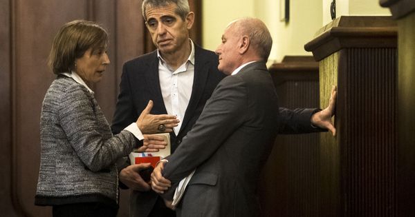 Foto: La presidenta del Parlament de Cataluña, Carme Forcadell (i), el secretario general, Xavier Muro (d), y el letrado mayor, Antoni Bayona (c). (EFE)