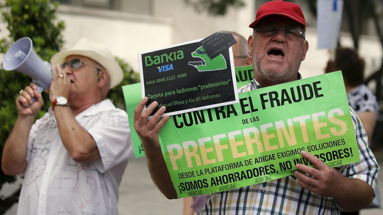 Foto: Preferentistas protestan en julio en el interrogatorio de Rodrigo Rato por fraude fiscal. (Reuters)