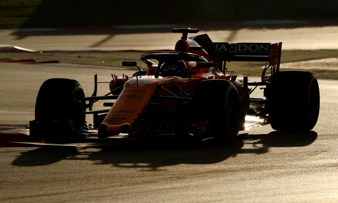 Cuando comenzaba a caer la tarde, Fernando Alonso logró sus mejores tiempos de la pretemporada. (Reuters)