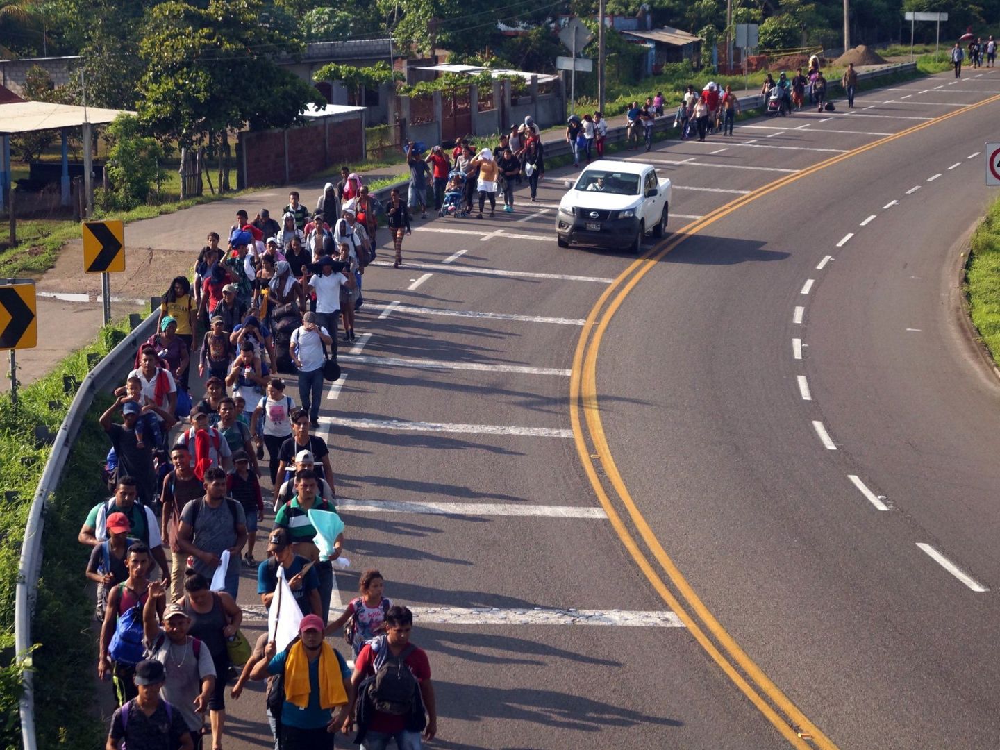 Migrantes caminan por la carretera que conduce a la ciudad de Tapachula (México) tras cruzar la linea fronteriza de Guatemala (EFE)