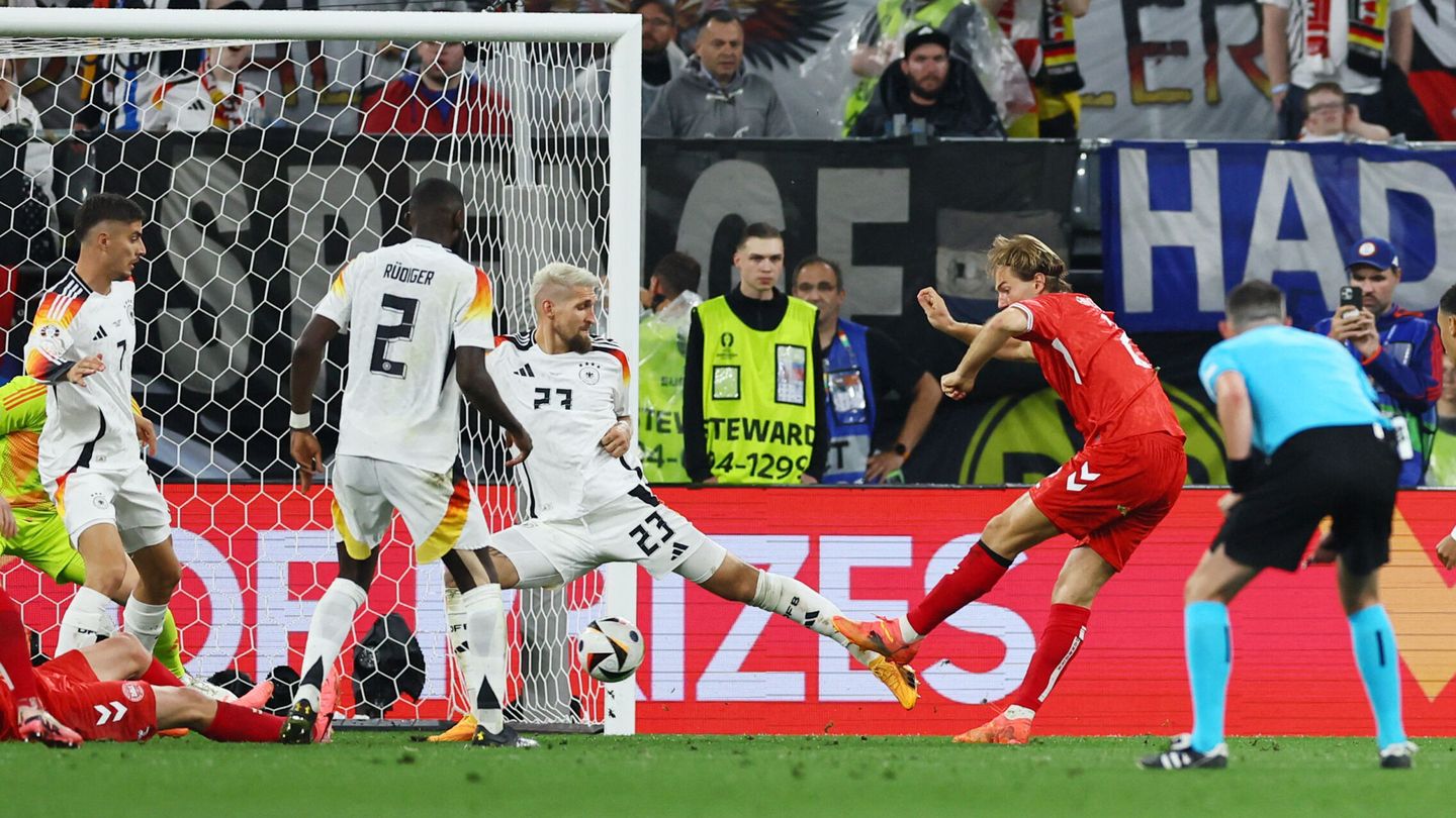 Soccer Football - Euro 2024 - Round of 16 - Germany v Denmark - Dortmund BVB Stadion, Dortmund, Germany - June 29, 2024 Denmark's Joachim Andersen scores a goal that was later disallowed REUTERS Thilo Schmuelgen