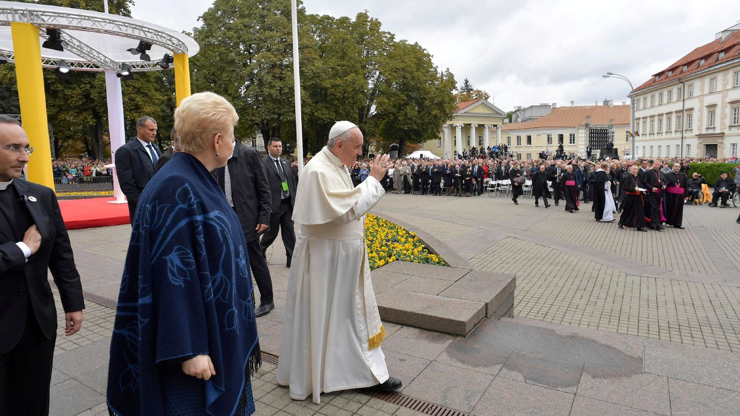 Pope Francis greets people next to Lithuanian President Dalia Grybauskaite during his visit in Vilnius, Lithuania, September 22, 2018. Vatican Media Handout via REUTERS THIS IMAGE HAS BEEN SUPPLIED BY A THIRD PARTY.